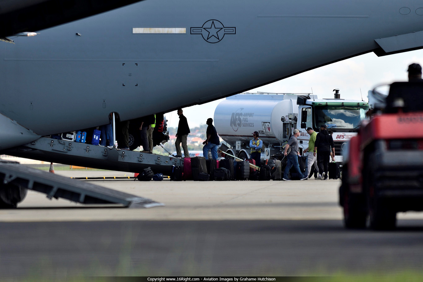 Ngựa thồ C-17 chở theo những gì đến Việt Nam cho TT Trump?